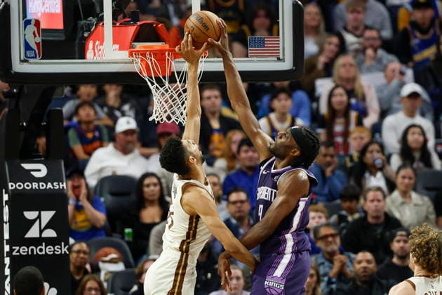 NBA, Basketball Herren, USA - Sacramento Kings at Golden State Warriors Golden State Warriors forward Malevy Leons (L) blocks a dunk attempt by Sacramento Kings forward Precious Achiuwa (R) during the second half of an NBA game in San Francisco, California, USA, 07 April 2026. SAN FRANCISCO CALIFORNIA United States  Copyright: xJOHNxG.xMABANGLOx
