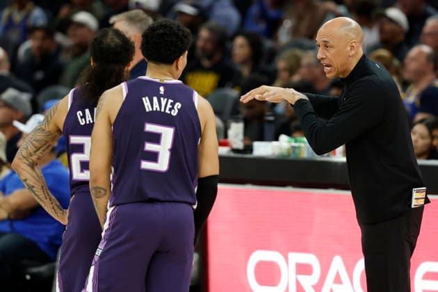 NBA, Basketball Herren, USA - Sacramento Kings at Golden State Warriors Sacramento Kings head coach Doug Christie (R) talks with guards Devin Carter (L) and Killian Hayes (C) during the second half of an NBA game in San Francisco, California, USA, 07 April 2026. SAN FRANCISCO CALIFORNIA United States  Copyright: xJOHNxG.xMABANGLOx