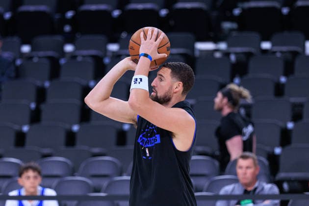 April 7, 2026, Inglewood, California, USA: Klay Thompson 31 of the Dallas Mavericks during warmups before a 2026 NBA, Basketball Herren, USA regular season game against the Los Angeles Clippers on Tuesday April 7, 2026 at Intuit Dome Arena in Inglewood, California. JAVIER ROJAS PI Inglewood USA - ZUMAp124 20260407_zaa_p124_015 Copyright: xJavierxRojasx