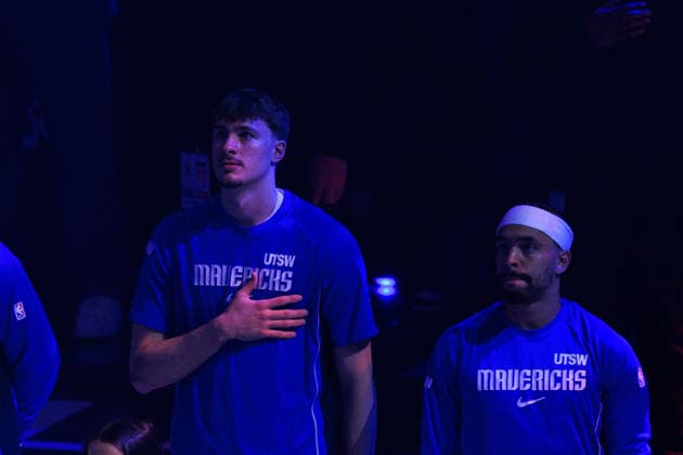 April 7, 2026, Inglewood, California, USA: Cooper Flagg 32 of the Dallas Mavericks listens to the national anthem before a 2026 NBA, Basketball Herren, USA regular season game against the Los Angeles Clippers on Tuesday April 7, 2026 at Intuit Dome Arena in Inglewood, California. JAVIER ROJAS PI Inglewood USA - ZUMAp124 20260407_zaa_p124_018 Copyright: xJavierxRojasx