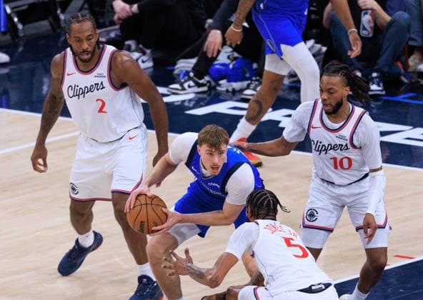 Sport Bilder des Tages #2 April 7, 2026, Inglewood, California, USA: Cooper Flagg 32 of the Dallas Mavericks is surrounded by LA Clippers defenders during a 2026 NBA, Basketball Herren, USA regular season game on Tuesday April 7, 2026 at Intuit Dome Arena in Inglewood, California. JAVIER ROJAS PI Inglewood USA - ZUMAp124 20260407_zaa_p124_021 Copyright: xJavierxRojasx