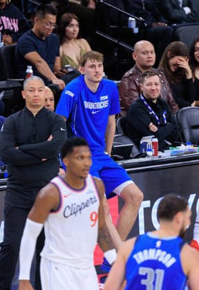 April 7, 2026, Inglewood, California, USA: Cooper Flagg 32 of the Dallas Mavericks gets ready to come into the game during a 2026 NBA, Basketball Herren, USA regular season game against the Los Angeles Clippers on Tuesday April 7, 2026 at Intuit Dome Arena in Inglewood, California. JAVIER ROJAS PI Inglewood USA - ZUMAp124 20260407_zaa_p124_023 Copyright: xJavierxRojasx