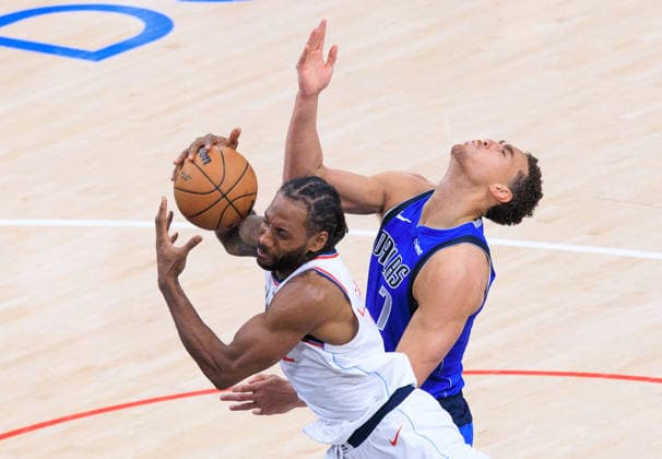 April 7, 2026, Inglewood, California, USA: Dwight Powell 7 of the Dallas Mavericks loses the ball to Kawhi Leonard 2 of the LA Clippers during a 2026 NBA, Basketball Herren, USA regular season game on Tuesday April 7, 2026 at Intuit Dome Arena in Inglewood, California. JAVIER ROJAS PI Inglewood USA - ZUMAp124 20260407_zaa_p124_025 Copyright: xJavierxRojasx