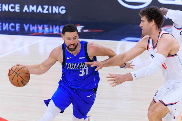 April 7, 2026, Inglewood, California, USA: Klay Thompson 31 of the Dallas Mavericks drives as Brook Lopez 11 of the Los Angeles Clippers defends during their regular season NBA, Basketball Herren, USA game on Tuesday April 7, 2026 at Intuit Dome in Inglewood, California. ARIANA RUIZ PI Inglewood USA - ZUMAp124 20260407_zaa_p124_029 Copyright: xArianaxRuizx