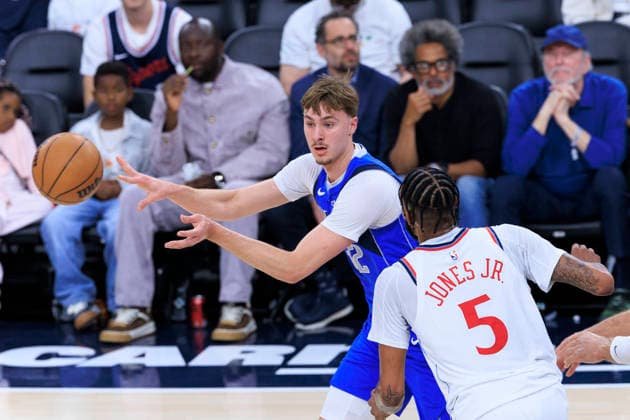 April 7, 2026, Inglewood, California, USA: Cooper Flagg 32 of the Dallas Mavericks passes the ball as Derrick Jones Jr. 5 of the Los Angeles Clippers defends during their regular season NBA, Basketball Herren, USA game on Tuesday April 7, 2026 at Intuit Dome in Inglewood, California. ARIANA RUIZ PI Inglewood USA - ZUMAp124 20260407_zaa_p124_030 Copyright: xArianaxRuizx