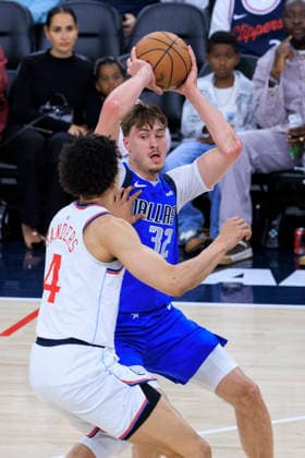 April 7, 2026, Inglewood, California, USA: Cooper Flagg 32 of the Dallas Mavericks passes the ball as Kobe Sanders 4 of the Los Angeles Clippers defends during their regular season NBA, Basketball Herren, USA game on Tuesday April 7, 2026 at Intuit Dome in Inglewood, California. ARIANA RUIZ PI Inglewood USA - ZUMAp124 20260407_zaa_p124_032 Copyright: xArianaxRuizx