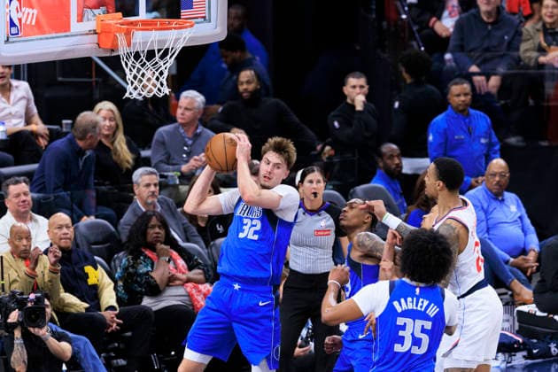 April 7, 2026, Inglewood, California, USA: Cooper Flagg 32 of the Dallas Mavericks grabs the rebound during their regular season NBA, Basketball Herren, USA game against the Los Angeles Clippers on Tuesday April 7, 2026 at Intuit Dome in Inglewood, California. Clippers defeat Mavericks, 116-103. ARIANA RUIZ PI Inglewood USA - ZUMAp124 20260407_zaa_p124_037 Copyright: xArianaxRuizx