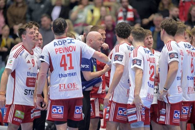 Jesper Houmark Coach, Coach Fredericia HK in a time out, Evgeni Pevnov Fredericia HK 41 , Martin Bisgaard Fredericia HK 9 , GER, MT Melsungen Fredericia HK DEN , Handball, EHF European League Men, Play Offs, Season 2025 2026, 07 04 2026, GER, MT Melsungen Fredericia HK, Handball, EHF Men, Play Off, Season 2025 2026, 07 04 2026 Kassel Copyright: xEibner-Pressefotox xRolandxSippelx EP_RSL