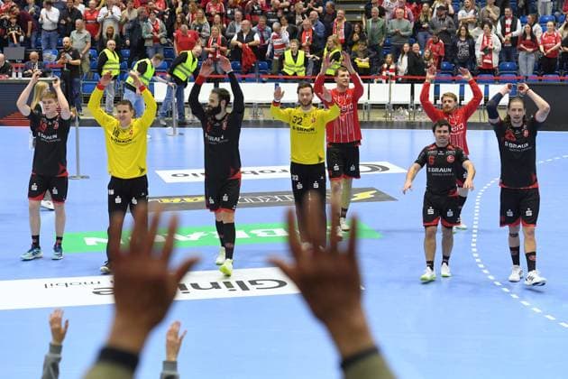 Sport Bilder des Tages #2 Jubel, Freude nach dem Sieg; Reynir Thor Stefansson (MT Melsungen 19), Nebojsa Simic (Torwart MT Melsungen 16), Ruben Marchan (MT Melsungen 2), Kristof Palasics (Torwart MT Melsungen 32), Erik Balenciaga (MT Melsungen 6), Olle Forsell Schefvert (MT Melsungen 25) (vorne, L-R) mit den Zuschauern , GER, MT Melsungen - Fredericia HK (DEN), Handball, EHF European League Maenner, Play-Offs, Saison 2025 2026, 07.04.2026, GER, MT Melsungen - Fredericia HK, Handball, EHF Maenner, Play-Off, Saison 2025 2026, 07.04.2026 Kassel *** Cheering, joy after the victory Reynir Thor Stefansson MT Melsungen 19 , Nebojsa Simic goalkeeper MT Melsungen 16 , Ruben Marchan MT Melsungen 2 , Kristof Palasics goalkeeper MT Melsungen 32 , Erik Balenciaga MT Melsungen 6 , Olle Forsell Schefvert MT Melsungen 25 in front, L R with the spectators , GER, MT Melsungen Fredericia HK DEN , Handball, EHF European League Maenner, Play Offs, Season 2025 2026, 07 04 2026, GER, MT Melsungen Fredericia HK, Handball, EHF Maenner, Play Off, Season 2025 2026, 07 04 2026 Kassel Copyright: xEibner-Pressefotox xRolandxSippelx EP_RSL