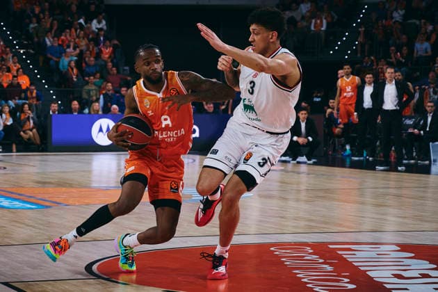 (260408) -- VALENCIA, April 8, 2026 -- Jean Montero (L) of Valencia vies for the ball with Quinn Ellis of EA7 Emporio Armani Milan during the Euroleague basketball match between Valencia and EA7 Emporio Armani Milan in Valencia, Spain, on April 7, 2026. (Photo by Pablo Morano Xinhua) (SP)SPAIN-VALENCIA-BASKETBALL-EUROLEAGUE-VALENCIA VS EA7 EMPORIO ARMANI MILAN ChengxMin 