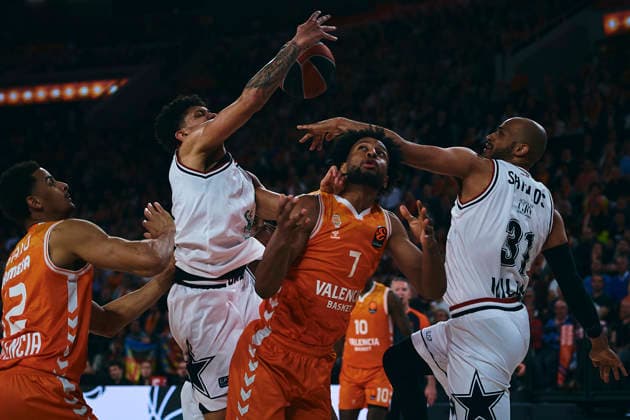 (260408) -- VALENCIA, April 8, 2026 -- Braxton Key (2nd R) of Valencia vies for the ball with Shavon Shields (1st R) of EA7 Emporio Armani Milan during the Euroleague basketball match between Valencia and EA7 Emporio Armani Milan in Valencia, Spain, on April 7, 2026. (Photo by Pablo Morano Xinhua) (SP)SPAIN-VALENCIA-BASKETBALL-EUROLEAGUE-VALENCIA VS EA7 EMPORIO ARMANI MILAN ChengxMin 