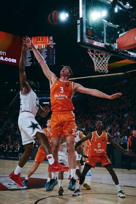 (260408) -- VALENCIA, April 8, 2026 -- Nate Reuvers (R) of Valencia defends Josh Nebo of EA7 Emporio Armani Milan during the Euroleague basketball match between Valencia and EA7 Emporio Armani Milan in Valencia, Spain, on April 7, 2026. (Photo by Pablo Morano Xinhua) (SP)SPAIN-VALENCIA-BASKETBALL-EUROLEAGUE-VALENCIA VS EA7 EMPORIO ARMANI MILAN ChengxMin 