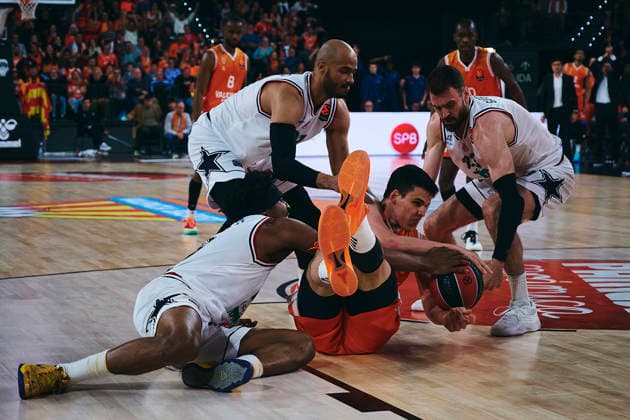 Sport Bilder des Tages #2 (260408) -- VALENCIA, April 8, 2026 -- Jaime Pradilla (C) of Valencia vies for the ball with Zach LeDay (1st L) of EA7 Emporio Armani Milan during the Euroleague basketball match between Valencia and EA7 Emporio Armani Milan in Valencia, Spain, on April 7, 2026. (Photo by Pablo Morano Xinhua) (SP)SPAIN-VALENCIA-BASKETBALL-EUROLEAGUE-VALENCIA VS EA7 EMPORIO ARMANI MILAN ChengxMin 