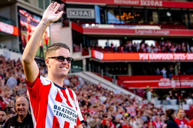 EINDHOVEN - Celebration of Eredivisie champion PSV Eindhoven at the Stadhuisplein. PSV Eindhoven player Joey Veerman. (Photo by Caroline van Leusden EYE4IMAGES DeFodi Images) - *** EINDHOVEN Celebration of Eredivisie champion PSV Eindhoven at the Stadhuisplein PSV Eindhoven player Joey Veerman Photo by Caroline van Leusden EYE4IMAGES DeFodi Images