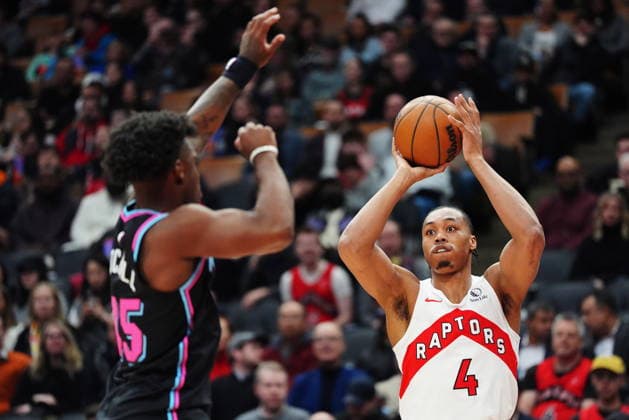 April 7, 2026, Toronto, On, CANADA: Toronto Raptors Scottie Barnes (4) shoots over Miami Heat s Davion Mitchell (45) during first half NBA, Basketball Herren, USA basketball action in Toronto on Tuesday, April 7, 2026. Canada News - April 7, 2026  - ZUMAc35_ 20260407_zaf_c35_167 Copyright: xFrankxGunnx
