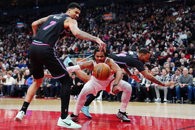April 7, 2026, Toronto, On, CANADA: Toronto Raptors Collin Murray-Boyles (centre) battles for a rebound with Miami Heat s Kel el Ware (7) and Norman Powell (24) during first half NBA, Basketball Herren, USA basketball action in Toronto on Tuesday, April 7, 2026. Canada News - April 7, 2026  - ZUMAc35_ 20260407_zaf_c35_168 Copyright: xFrankxGunnx