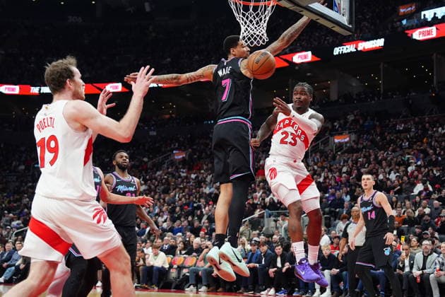April 7, 2026, Toronto, On, CANADA: Toronto Raptors Jamal Shead (23) passes to Jakob Poeltl (19) as Miami Heat s Kel el Ware (7) defends during first half NBA, Basketball Herren, USA basketball action in Toronto on Tuesday, April 7, 2026. Canada News - April 7, 2026  - ZUMAc35_ 20260407_zaf_c35_169 Copyright: xFrankxGunnx