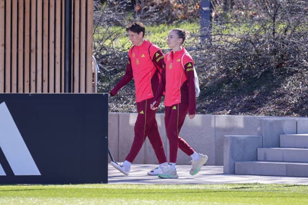 08 04 2026, xgrfx, Football DFB Media Dates, German Womens National Team Training f l Ann Kathrin Berger, Laura Freigang German Womens National Team DFL DFB REGULATIONS PROHIBIT ANY USE OF PHOTOGRAPHS as IMAGE SEQUENCES and or QUASI VIDEO Herzogenaurach