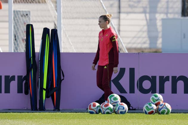 08 04 2026, xgrfx, Football DFB Media Dates, German Womens National Team Training v l Laura Freigang German Womens National Team DFL DFB REGULATIONS PROHIBIT ANY USE OF PHOTOGRAPHS as IMAGE SEQUENCES and or QUASI VIDEO Herzogenaurach