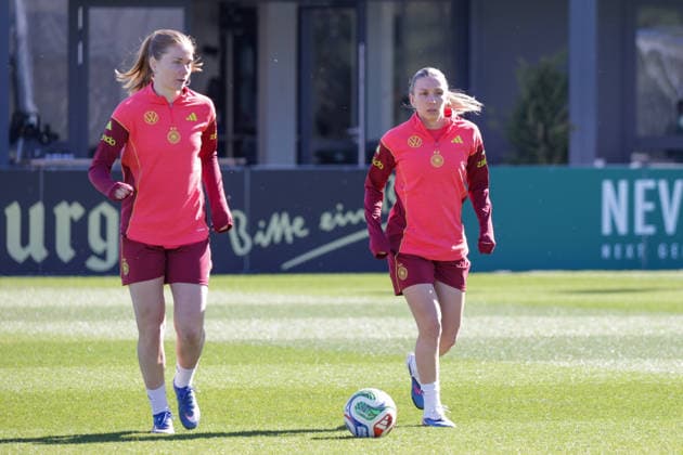 08 04 2026, xgrfx, Football DFB Media Dates, German Womens National Team Training v l Sjoeke Nüsken, Elisa Senß German Womens National Team DFL DFB REGULATIONS PROHIBIT ANY USE OF PHOTOGRAPHS as IMAGE SEQUENCES and or QUASI VIDEO Herzogenaurach