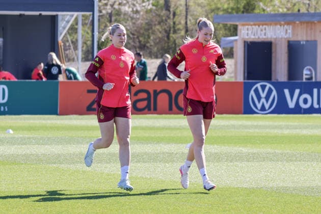 08 04 2026, xgrfx, Football DFB Media Dates, German Womens National Team Training v l Rebecca Knaak, Camilla Küver German Womens National Team DFL DFB REGULATIONS PROHIBIT ANY USE OF PHOTOGRAPHS as IMAGE SEQUENCES and or QUASI VIDEO Herzogenaurach