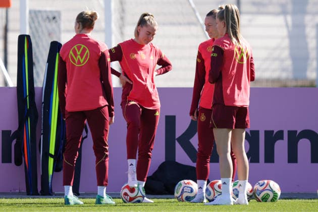 08 04 2026, xgrfx, Football DFB Media Dates, German Womens National Team Training f l Laura Freigang, Janina Minge, Sarai Linder, Vivien Endemann German Womens National Team DFL DFB REGULATIONS PROHIBIT ANY USE OF PHOTOGRAPHS as IMAGE SEQUENCES and or QUASI VIDEO Herzogenaurach