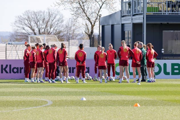 08 04 2026, xgrfx, Football DFB media dates, German womens national team training v l Christian Wück leads the training of the German national team German womens national team DFL DFB REGULATIONS PROHIBIT ANY USE OF PHOTOGRAPHS as IMAGE SEQUENCES and or QUASI VIDEO Herzogenaurach