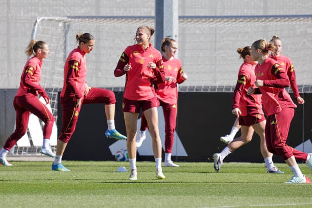 08 04 2026, xgrfx, Football DFB Media Dates, German Womens National Team Training v l Jule Brand German Womens National Team DFL DFB REGULATIONS PROHIBIT ANY USE OF PHOTOGRAPHS as IMAGE SEQUENCES and or QUASI VIDEO Herzogenaurach