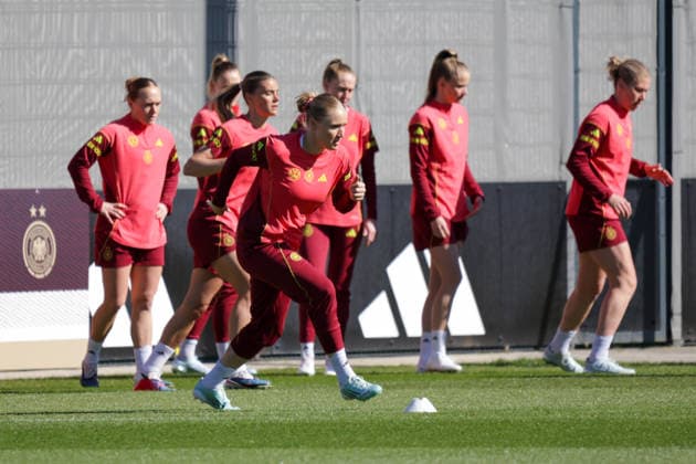 08 04 2026, xgrfx, Football DFB Media Dates, German Womens National Team Training v l Jella Veit German Womens National Team DFL DFB REGULATIONS PROHIBIT ANY USE OF PHOTOGRAPHS as IMAGE SEQUENCES and or QUASI VIDEO Herzogenaurach