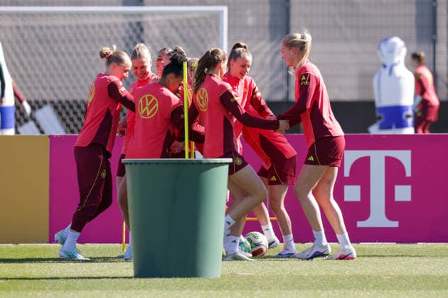 08 04 2026, xgrfx, Football DFB Media Dates, German Womens National Team Training f l Jella Veit, Rebecca Knaak, Shekiera Martinez, Vivien Endemann, Camilla Küver German Womens National Team DFL DFB REGULATIONS PROHIBIT ANY USE OF PHOTOGRAPHS as IMAGE SEQUENCES and or QUASI VIDEO Herzogenaurach