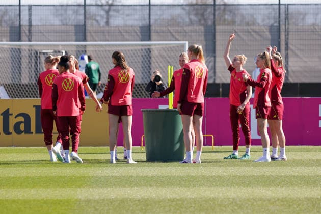 08 04 2026, xgrfx, Football DFB Media Dates, German Womens National Team Training f l Jella Veit, Shekiera Martinez, Rebecca Knaak, Camilla Küver, Laura Freigang, Vivien Endemann German Womens National Team DFL DFB REGULATIONS PROHIBIT ANY USE OF PHOTOGRAPHS as IMAGE SEQUENCES and or QUASI VIDEO Herzogenaurach