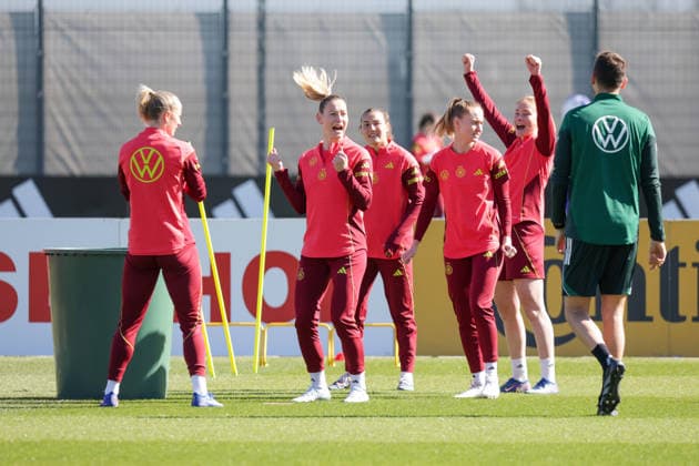 08 04 2026, xgrfx, Football DFB Media Dates, German Womens National Team Training f l Sarai Linder, Carlotta Wamser, Janina Minge, Sjoeke Nüsken German Womens National Team DFL DFB REGULATIONS PROHIBIT ANY USE OF PHOTOGRAPHS as IMAGE SEQUENCES and or QUASI VIDEO Herzogenaurach