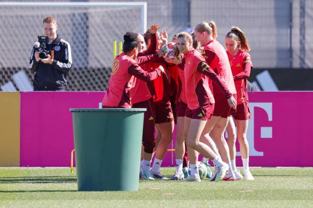 08 04 2026, xgrfx, Football DFB Media Dates, German Womens National Team Training v l Shekiera Martinez, Jule Brand, Camilla Küver German Womens National Team DFL DFB REGULATIONS PROHIBIT ANY USE OF PHOTOGRAPHS as IMAGE SEQUENCES and or QUASI VIDEO Herzogenaurach