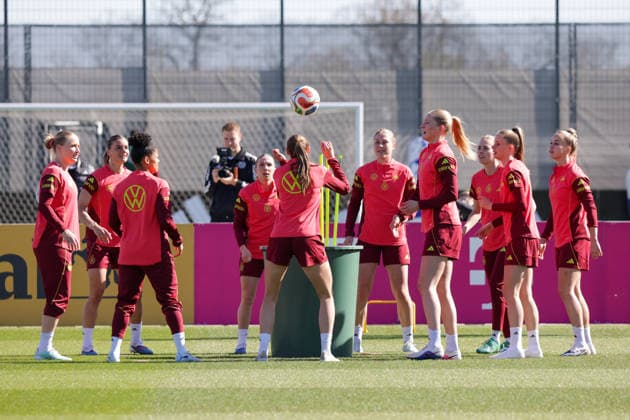 08 04 2026, xgrfx, Football DFB Media Dates, German Womens National Team Training f l Jella Veit, Selina Cerci, Shekiera Martinez, Elisa Senß, Rebecca Knaak, Camilla Küver, Laura Freigang, Vivien Endemann, Giulia Gwinn German Womens National Team DFL DFB REGULATIONS PROHIBIT ANY USE OF PHOTOGRAPHS as IMAGE SEQUENCES and or QUASI VIDEO Herzogenaurach