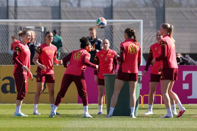 08 04 2026, xgrfx, Football DFB Media Dates, German Womens National Team Training f l Jella Veit, Selina Cerci, Shekiera Martinez, Elisa Senß, Jule Brand, Rebecca Knaak, Camilla Küver German Womens National Team DFL DFB REGULATIONS PROHIBIT ANY USE OF PHOTOGRAPHS as IMAGE SEQUENCES and or QUASI VIDEO Herzogenaurach
