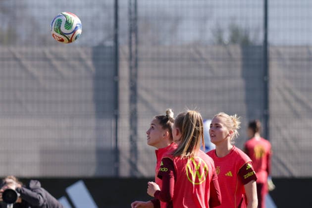 08 04 2026, xgrfx, Football DFB Media Dates, German Womens National Team Training v l Giulia Gwinn, Laura Freigang German Womens National Team DFL DFB REGULATIONS PROHIBIT ANY USE OF PHOTOGRAPHS as IMAGE SEQUENCES and or QUASI VIDEO Herzogenaurach