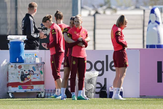 08 04 2026, xgrfx, Football DFB Media Dates, German Womens National Team Training v l Selina Cerci, Laura Freigang German Womens National Team DFL DFB REGULATIONS PROHIBIT ANY USE OF PHOTOGRAPHS as IMAGE SEQUENCES and or QUASI VIDEO Herzogenaurach
