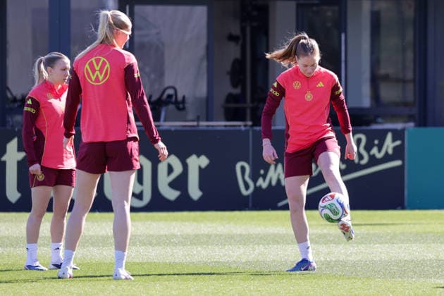 08 04 2026, xgrfx, Football DFB Media Dates, German Womens National Team Training v l Sjoeke Nüsken German Womens National Team DFL DFB REGULATIONS PROHIBIT ANY USE OF PHOTOGRAPHS as IMAGE SEQUENCES and or QUASI VIDEO Herzogenaurach