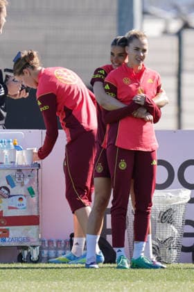 08 04 2026, xgrfx, Football DFB Media Dates, German Womens National Team Training v l Selina Cerci, Laura Freigang German Womens National Team DFL DFB REGULATIONS PROHIBIT ANY USE OF PHOTOGRAPHS as IMAGE SEQUENCES and or QUASI VIDEO Herzogenaurach