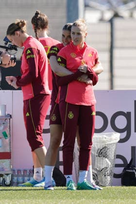 08 04 2026, xgrfx, Football DFB Media Dates, German Womens National Team Training v l Selina Cerci, Laura Freigang German Womens National Team DFL DFB REGULATIONS PROHIBIT ANY USE OF PHOTOGRAPHS as IMAGE SEQUENCES and or QUASI VIDEO Herzogenaurach