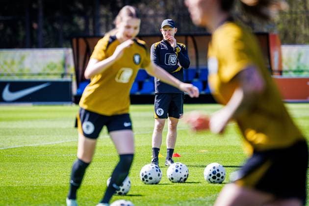 ZEIST , 08-04-2026 , KNVB Campus , Season 2025 2026 , Dutch UEFA qualification (women) football , training session dutch national team, Nationalteam women , picture shows Head Coach Arjan Veurink Training Oranje Women 8-4-2026  x202912615x Copyright: