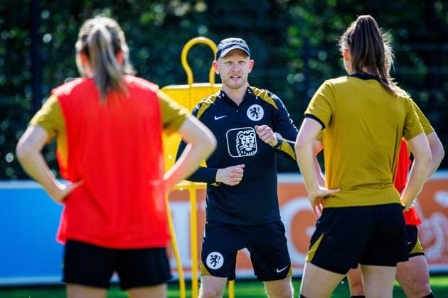 ZEIST , 08-04-2026 , KNVB Campus , Season 2025 2026 , Dutch UEFA qualification (women) football , training session dutch national team, Nationalteam women , picture shows Head Coach Arjan Veurink Training Oranje Women 8-4-2026  x202912616x Copyright: