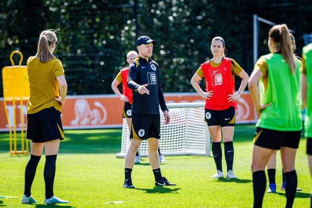 ZEIST , 08-04-2026 , KNVB Campus , Season 2025 2026 , Dutch UEFA qualification (women) football , training session dutch national team, Nationalteam women , picture shows Head Coach Arjan Veurink Training Oranje Women 8-4-2026  x202912618x Copyright: