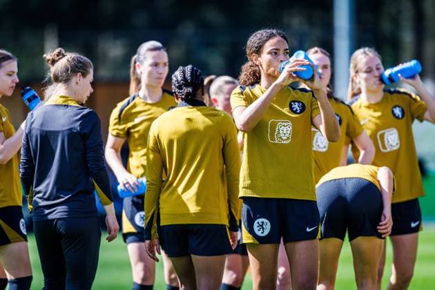 ZEIST , 08-04-2026 , KNVB Campus , Season 2025 2026 , Dutch UEFA qualification (women) football , training session dutch national team, Nationalteam women , picture shows drinking Training Oranje Women 8-4-2026  x202912620x Copyright: