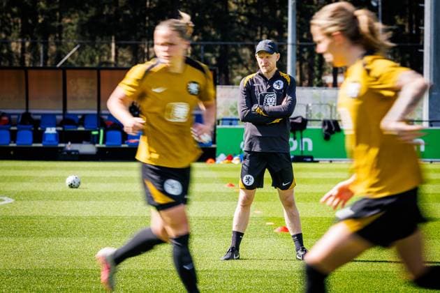 ZEIST , 08-04-2026 , KNVB Campus , Season 2025 2026 , Dutch UEFA qualification (women) football , training session dutch national team, Nationalteam women , picture shows Head Coach Arjan Veurink Training Oranje Women 8-4-2026  x202912622x Copyright: