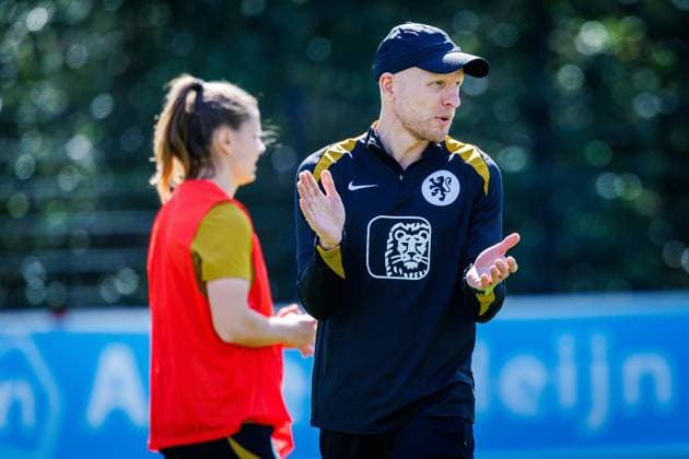 ZEIST , 08-04-2026 , KNVB Campus , Season 2025 2026 , Dutch UEFA qualification (women) football , training session dutch national team, Nationalteam women , picture shows Head Coach Arjan Veurink Training Oranje Women 8-4-2026  x202912627x Copyright: