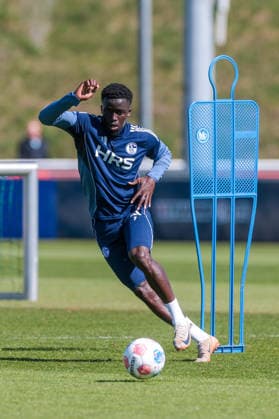08.04.2026, Fussball, Training des FC Schalke 04. Christian Gomis (FC Schalke 04). Gelsenkirchen Trainingsgelände FC Schalke 04 NRW Deutschland xRHR-FOTO YYx *** 08 04 2026, Football, Training of FC Schalke 04 Christian Gomis FC Schalke 04 Gelsenkirchen Training ground FC Schalke 04 NRW Germany xRHR PHOTO YYx Copyright: RHR-FOTOx RHR-FOTO YY