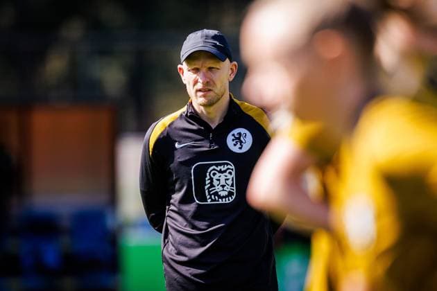 ZEIST , 08-04-2026 , KNVB Campus , Season 2025 2026 , Dutch UEFA qualification (women) football , training session dutch national team, Nationalteam women , picture shows Head Coach Arjan Veurink Training Oranje Women 8-4-2026  x202912720x Copyright: