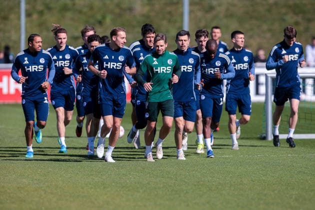 08.04.2026, Fussball, Training des FC Schalke 04. Die Spieler des S04 laufen sich warm, v. l. Anton Donkor (FC Schalke 04), Mika Wallentowitz (FC Schalke 04), Timo Becker (FC Schalke 04), Dejan Ljubicic (FC Schalke 04), Reha-Trainer Marc Thum (FC Schalke 04), Ron Schallenberg (FC Schalke 04), Vitalie Becker (FC Schalke 04), Christopher Antwi-Adjei (FC Schalke 04), Felipe Sanchez (FC Schalke 04), Dylan Leonard (FC Schalke 04). Gelsenkirchen Trainingsgelände FC Schalke 04 NRW Deutschland xRHR-FOTO YYx *** 08 04 2026, Soccer, Training of FC Schalke 04 The players of S04 warm up, from l Anton Donkor FC Schalke 04 , Mika Wallentowitz FC Schalke 04 , Timo Becker FC Schalke 04 , Dejan Ljubicic FC Schalke 04 , Rehab coach Marc Thum FC Schalke 04 , Ron Schallenberg FC Schalke 04 , Vitalie Becker FC Schalke 04 , Christopher Antwi Adjei FC Schalke 04 , Felipe Sanchez FC Schalke 04 , Dylan Leonard FC Schalke 04 Gelsenkirchen training ground FC Schalke 04 NRW Germany xRHR PHOTO YYx Copyright: RHR-FOTOx RHR-FOTO YY