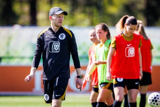 ZEIST , 08-04-2026 , KNVB Campus , Season 2025 2026 , Dutch UEFA qualification (women) football , training session dutch national team, Nationalteam women , picture shows Head Coach Arjan Veurink Training Oranje Women 8-4-2026  x202913141x Copyright: